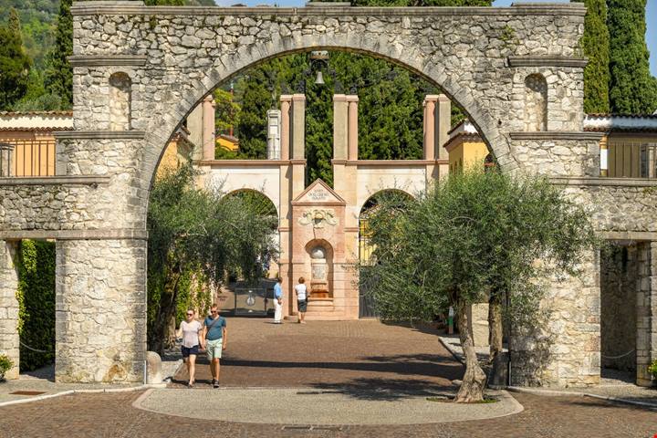 Sul Lago di Garda c'è una vera e propria gemma che incanta i visitatori: ecco il borgo del Vittoriale | PaesiOnLine