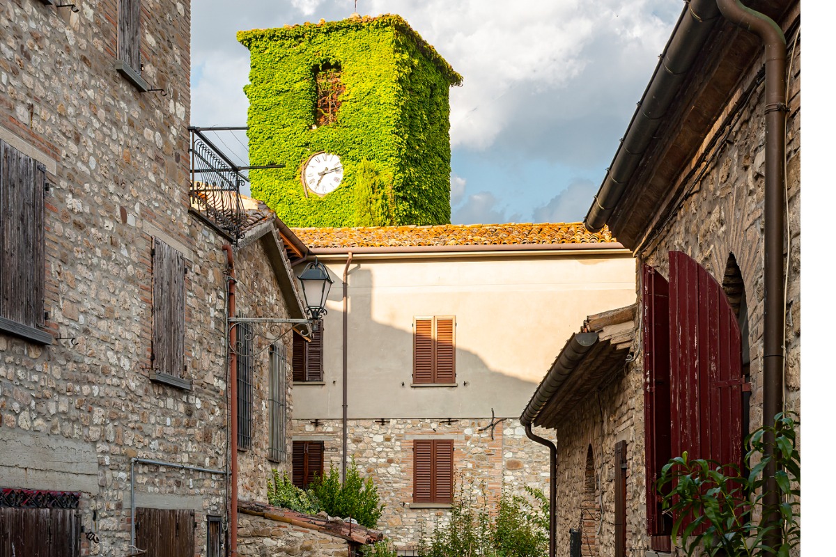 Tra i dolci colli marchigiani c’è un borgo che è un vero e proprio salotto delle meraviglie