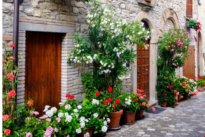 Tra i dolci colli marchigiani c’è un borgo che è un vero e proprio salotto delle meraviglie