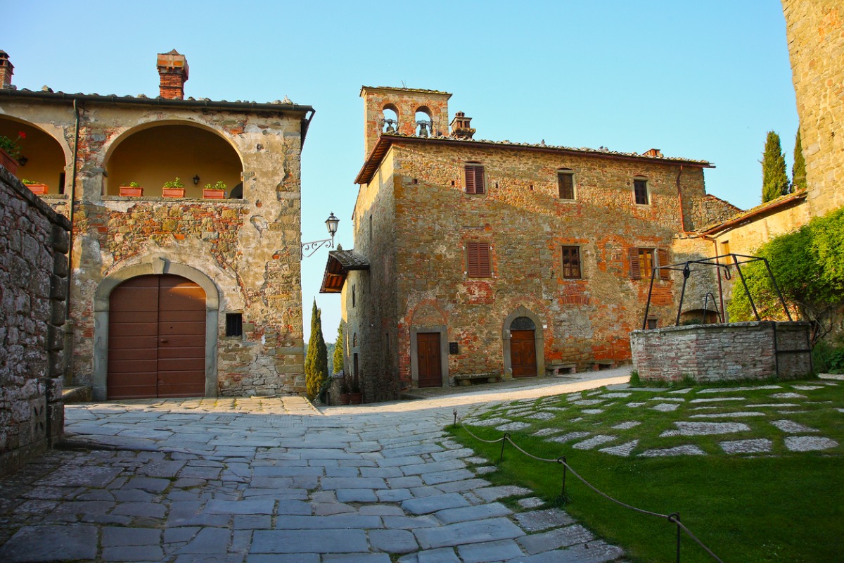 Nel cuore della Val di Chiana sorge un borgo medievale dal fascino unico e dalla storia antica 