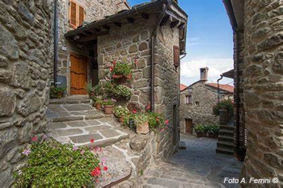 Tra le colline della Toscana c'è una vera e propria bomboniera di pietra: parliamo di uno dei borghi più graziosi del Casentinese 