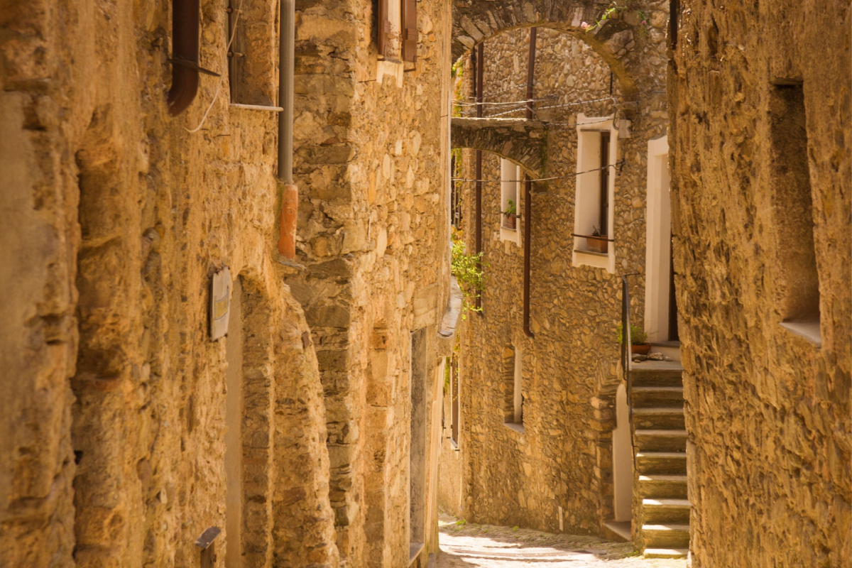 Nell’entroterra ligure, sorge un borgo medievale che con il suo castello domina la Val Neva 