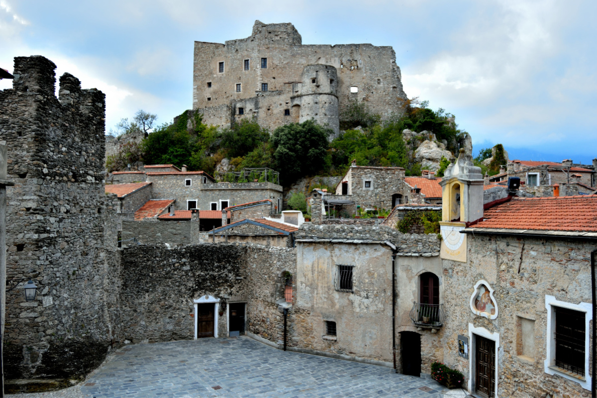 Nell’entroterra ligure, sorge un borgo medievale che con il suo castello domina la Val Neva 