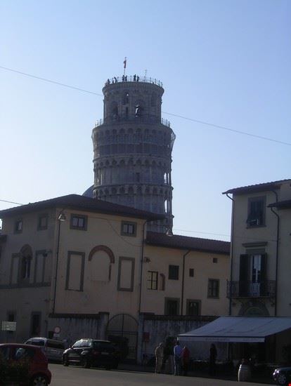 Pisa è tutta in Piazza dei Miracoli Scorcio della torre attraverso i palazzi vista dal Palazzo Dell'Arcivescovado Carla Cristina Loddo Carla Cristina Loddo