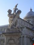 I Putti di Piazza dei Miracoli con sfondo del Duomo