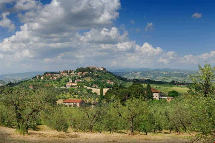 Tra gli alberi di ulivo delle dolci colline umbre, sorge un borgo che è una vera bomboniera