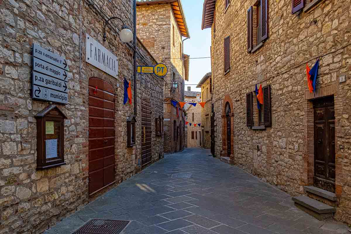 Tra gli alberi di ulivo delle dolci colline umbre, sorge un borgo che è una vera bomboniera