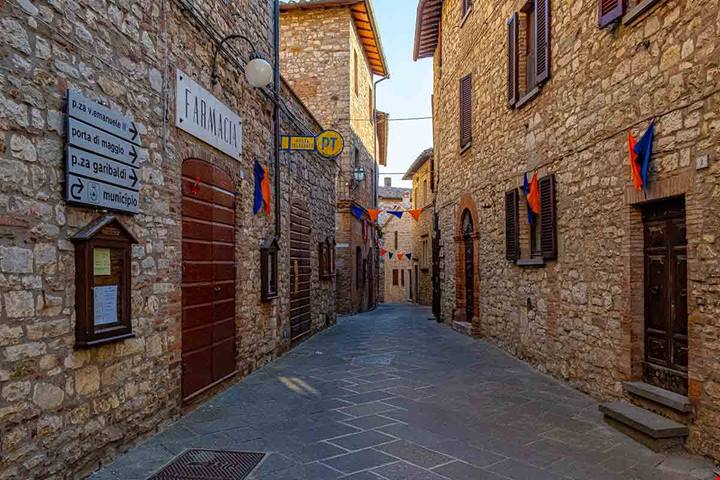 Tra gli alberi di ulivo delle dolci colline umbre, sorge un borgo che è una vera bomboniera