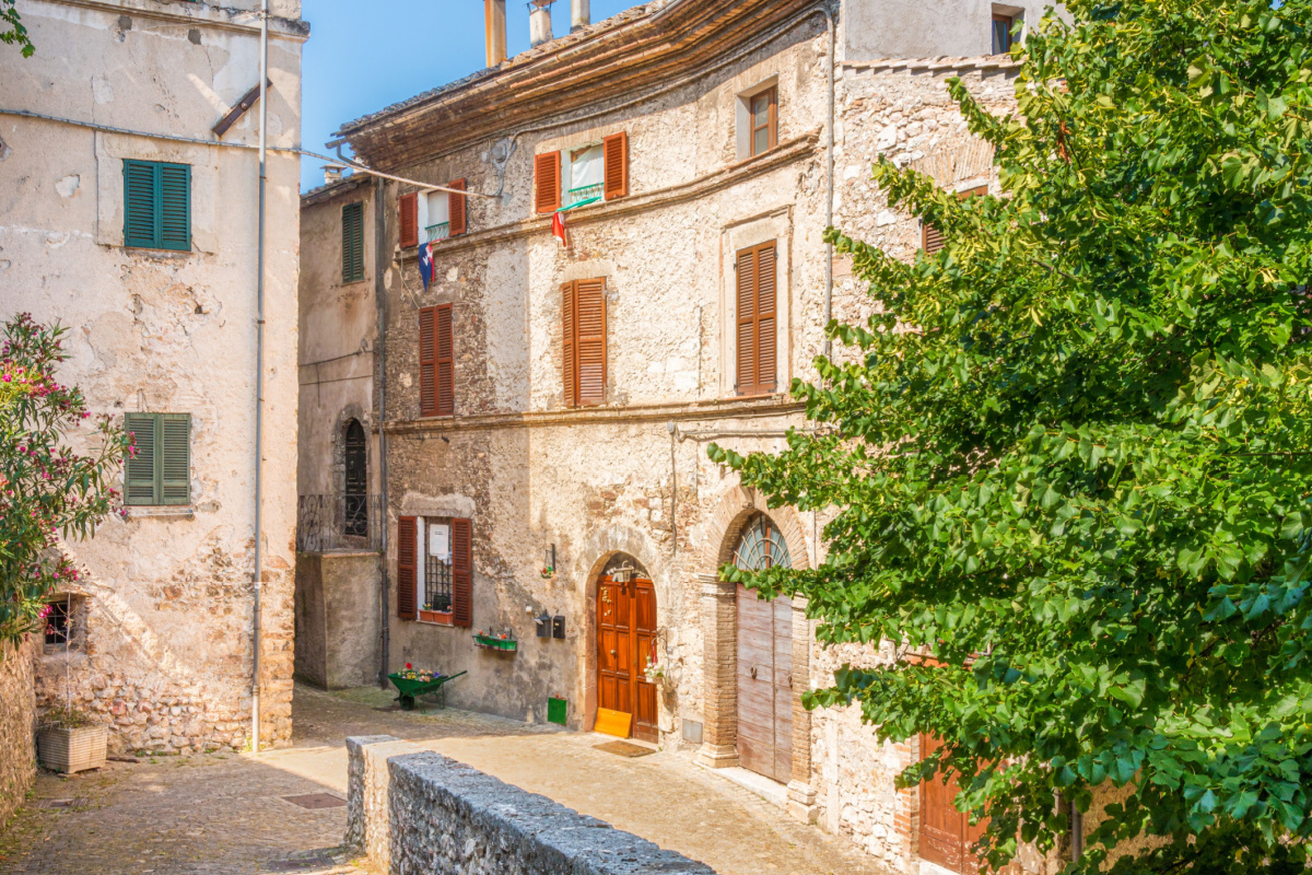 Dall’alto di una collina circondata da ulivi profumati, questo meraviglioso borgo medievale domina la Conca ternana