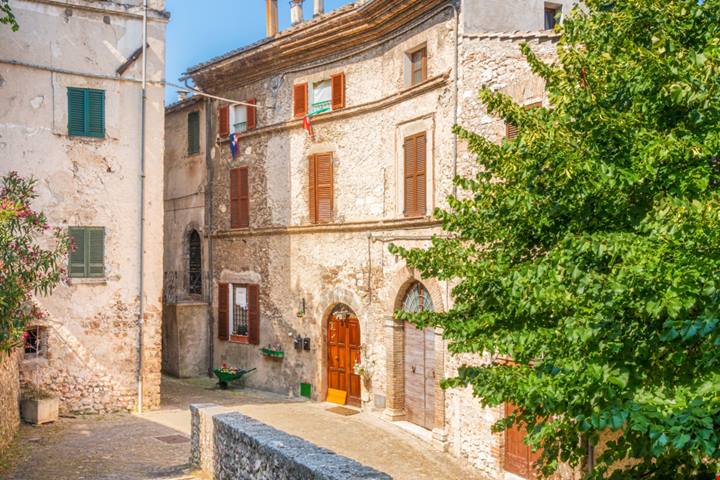 Dall’alto di una collina circondata da ulivi profumati, questo meraviglioso borgo medievale domina la Conca ternana