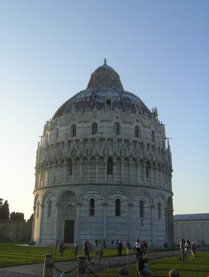 Pisa è tutta in Piazza dei Miracoli Il Battistero visto dal lato in cui sono venute giù le tegole! Carla Cristina Loddo Carla Cristina Loddo