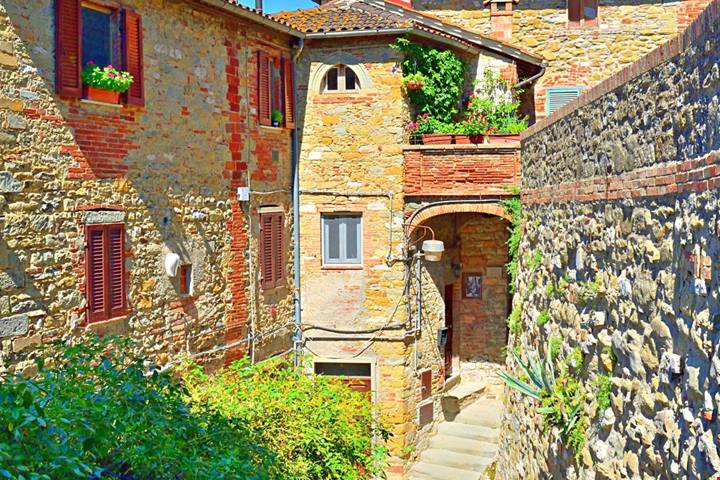 Strade acciottolate ed una vista sul lago Trasimeno davvero unica: questo borgo in provincia di Perugia è decisamente uno dei più belli d'Italia