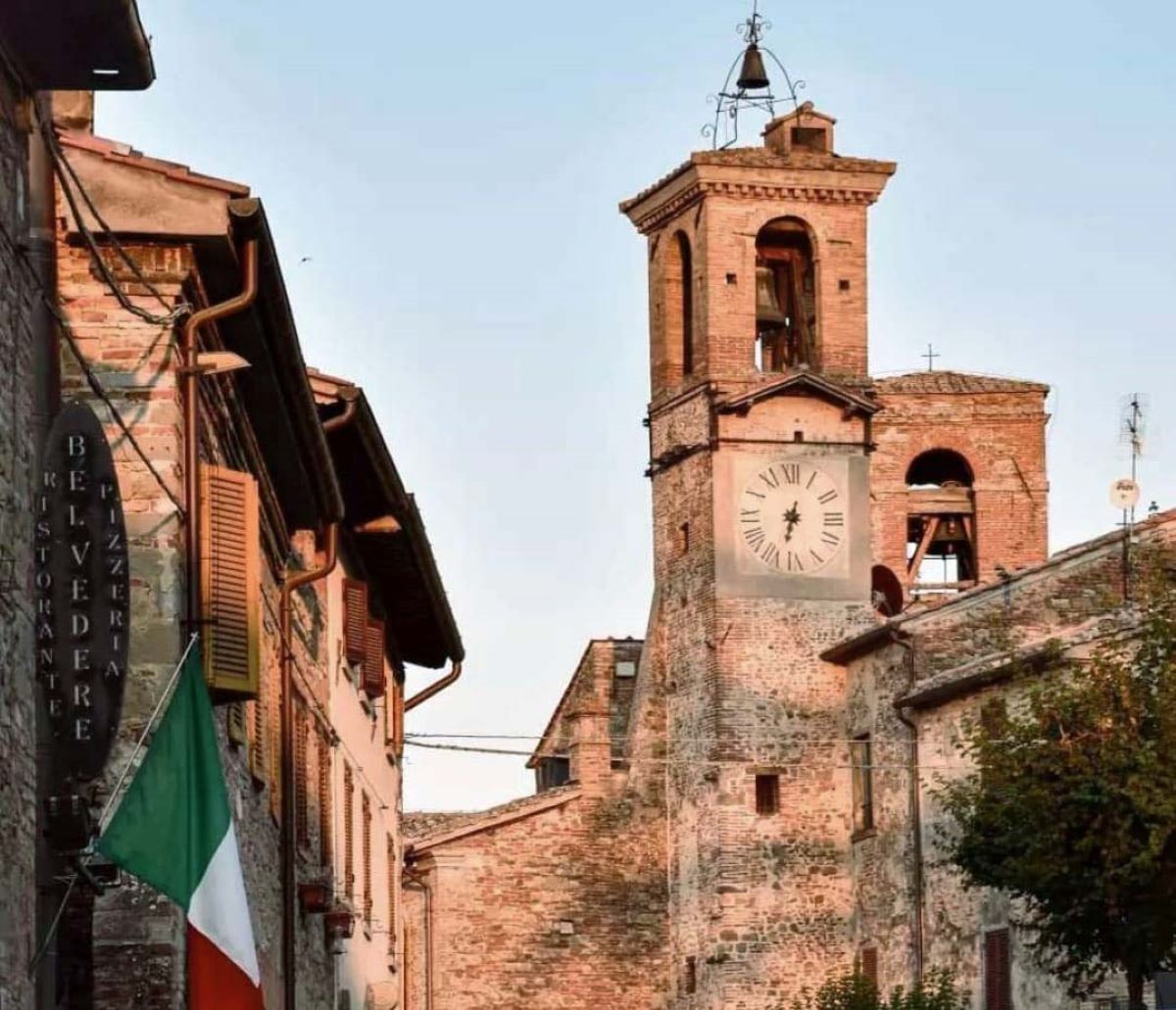 Uno dei pochi borghi dove la meraviglia comincia prima di arrivare: si trova in Umbria e le sue colline sono una vera e propria sinfonia di forme e colori