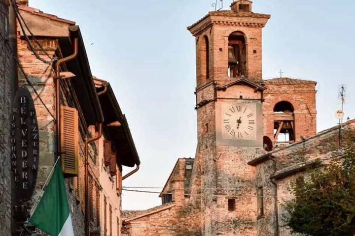 Uno dei pochi borghi dove la meraviglia comincia prima di arrivare: si trova in Umbria e le sue colline sono una vera e propria sinfonia di forme e colori