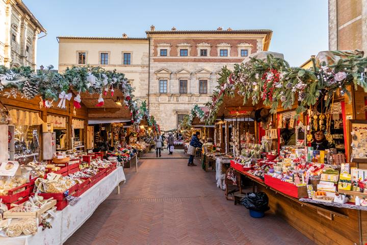 Si accorciano le giornate ma si accende la magia! I mercatini di natale sono pronti a rendere ancora più unica l'atmosfera di uno dei borghi più belli della Toscana |PaesiOnLine
