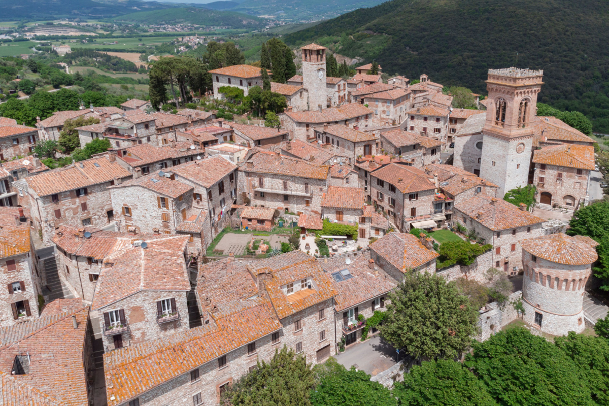Un piccolo gioiello tra le pieghe della campagna umbra: ecco perché questo borgo in provincia di Perugia riesce a far innamorare davvero chiunque