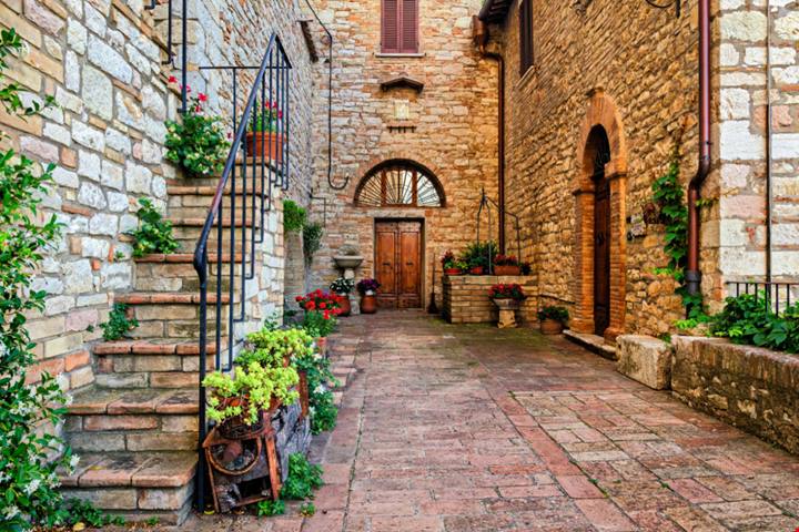 Un piccolo gioiello tra le pieghe della campagna umbra: ecco perché questo borgo in provincia di Perugia riesce a far innamorare davvero chiunque