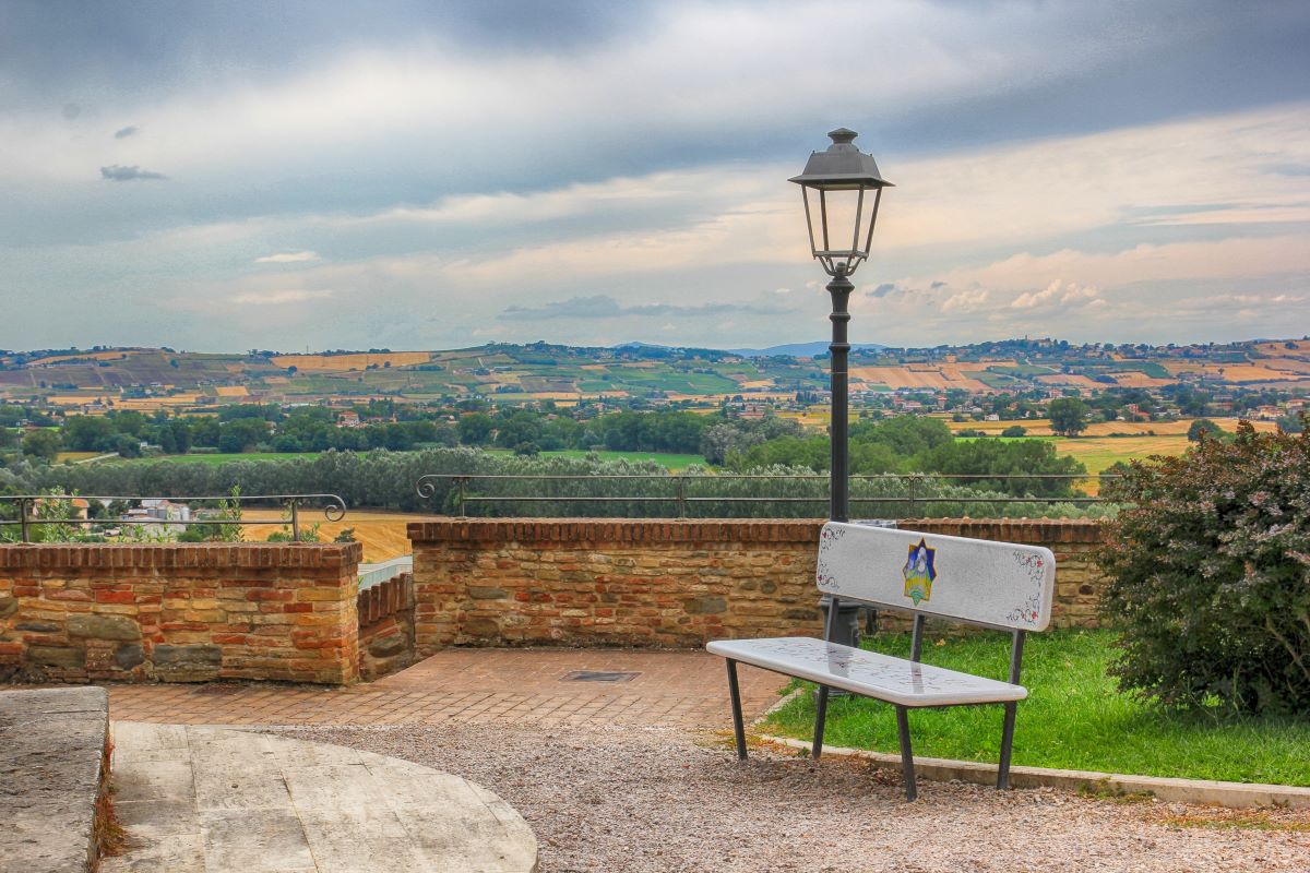 Nascosto tra le meravigliose colline umbre c’è un fantastico borgo colorato dal fascino unico