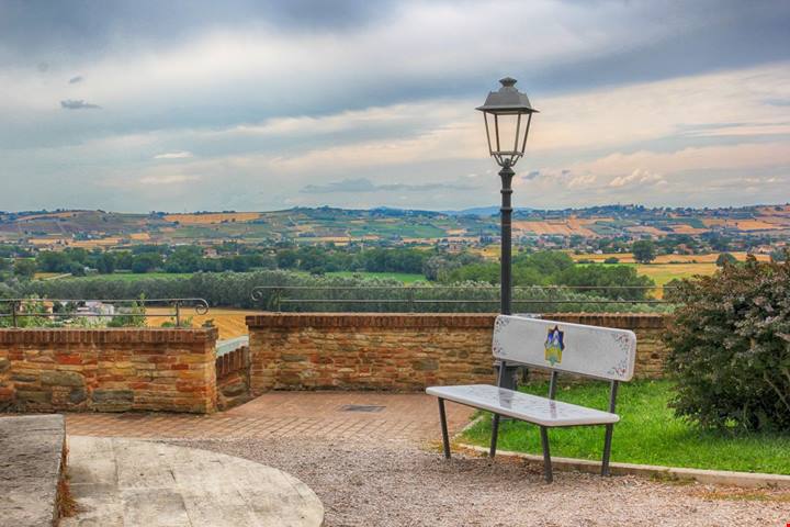 Nascosto tra le meravigliose colline umbre c’è un fantastico borgo colorato dal fascino unico