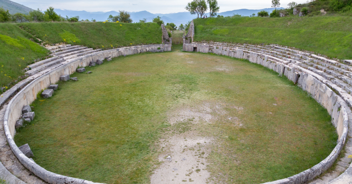 Anche l'Abruzzo ha i suoi fori imperiali! Si trovano alle pendici del monte Velino e fare una passeggiata tra le rovine ti porterà indietro ai fasti dell'Impero |PaesiOnLine