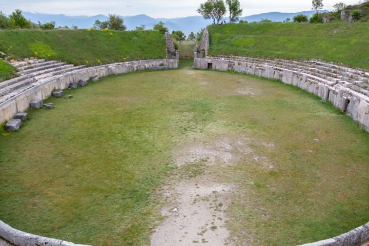 Anche l'Abruzzo ha i suoi fori imperiali! Si trovano alle pendici del monte Velino e fare una passeggiata tra le rovine ti porterà indietro ai fasti dell'Impero |PaesiOnLine