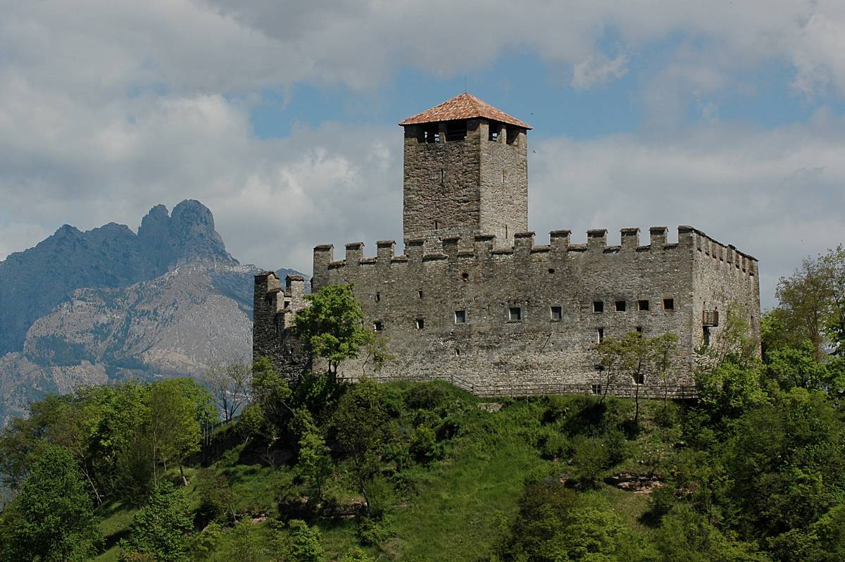 Tra le alte e imbiancate cime della Valbelluna sorge un borgo che sembra uscito da una fiaba