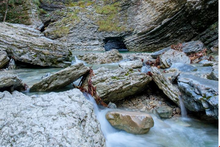 Tra le alte e imbiancate cime della Valbelluna sorge un borgo che sembra uscito da una fiaba
