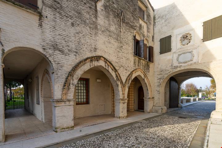 Sulle rive del fiume Livenza sorge uno dei borghi più piccoli del Veneto, una vera gemma dal legame speciale con Dante e la sua Divina Commedia