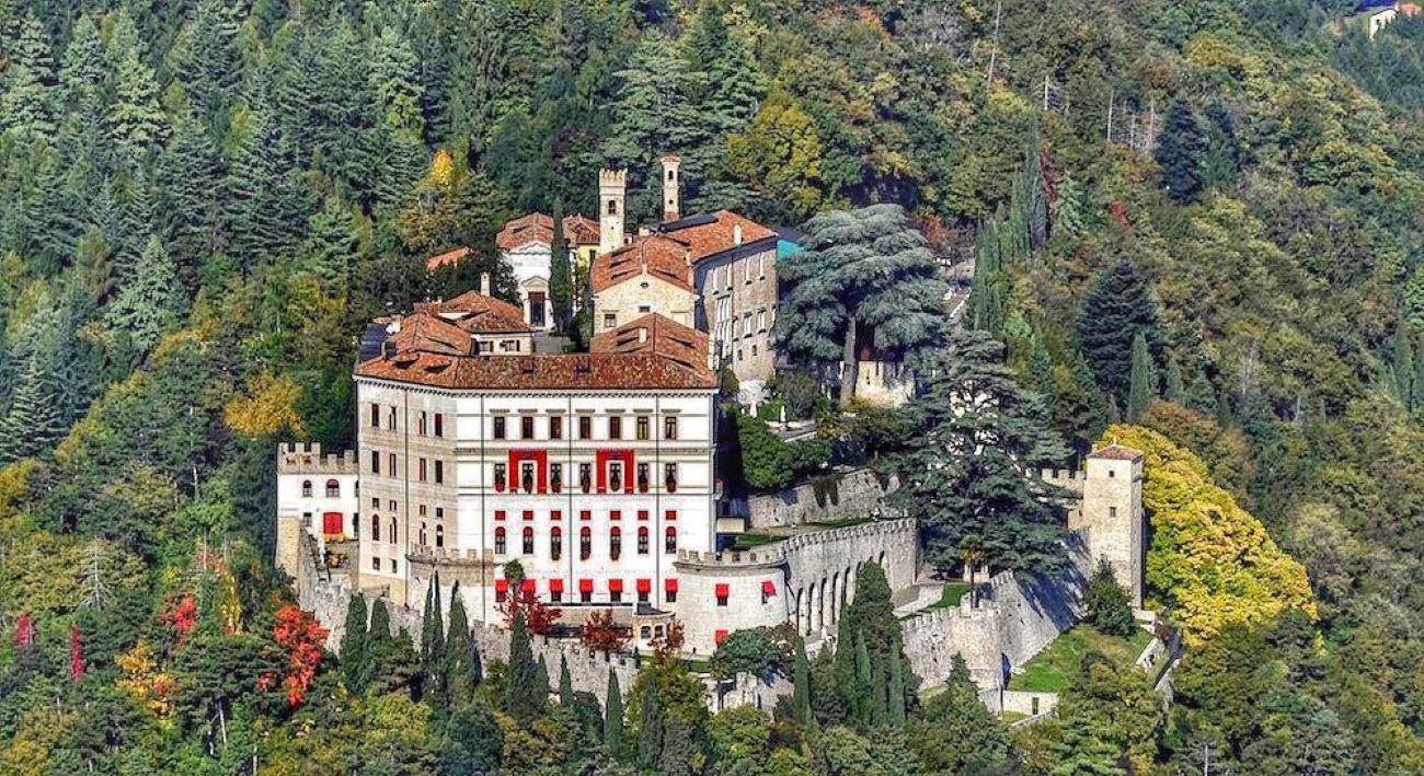 Tra gli alti monti ed i profumati vigneti del Prosecco Superiore sorge un borgo dal fascino unico e particolare