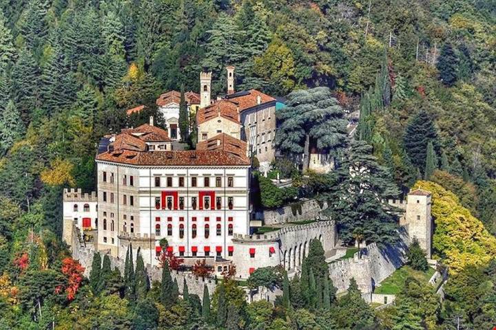 Tra gli alti monti ed i profumati vigneti del Prosecco Superiore sorge un borgo dal fascino unico e particolare