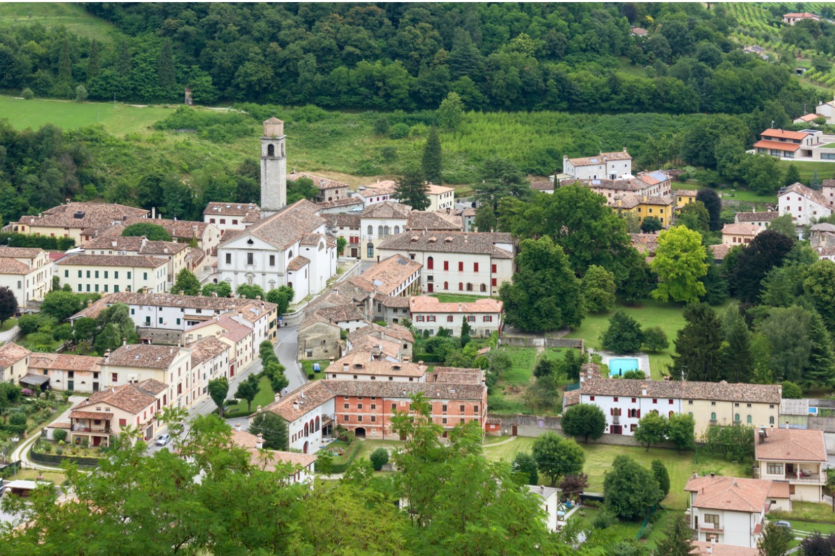 Tra gli alti monti ed i profumati vigneti del Prosecco Superiore sorge un borgo dal fascino unico e particolare