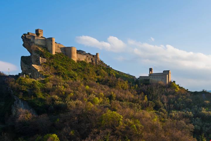 In Abruzzo c'è un borgo medievale davvero unico nel suo genere: durante i mercatini di natale il suo castello è pronto a brillare di luce propria |PaesiOnLine