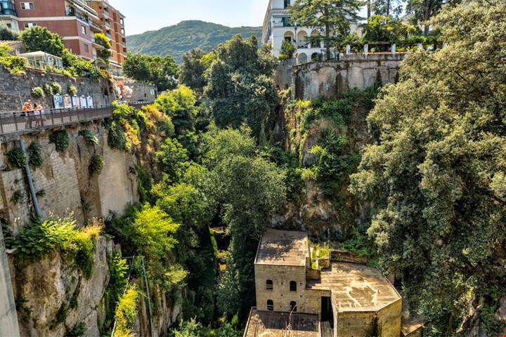 È uno dei luoghi abbandonati più misteriosi e suggestivi d’Italia: hai mai sentito parlare del Vallone dei Mulini?