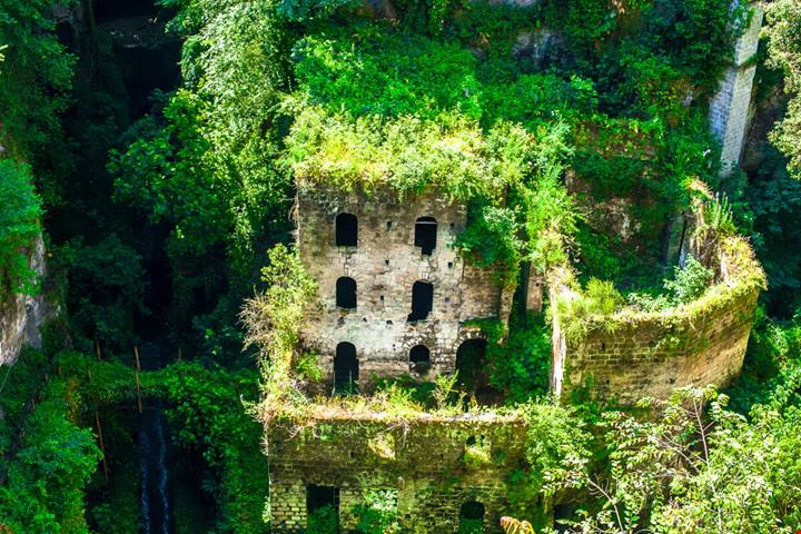 È uno dei luoghi abbandonati più misteriosi e suggestivi d’Italia: hai mai sentito parlare del Vallone dei Mulini?