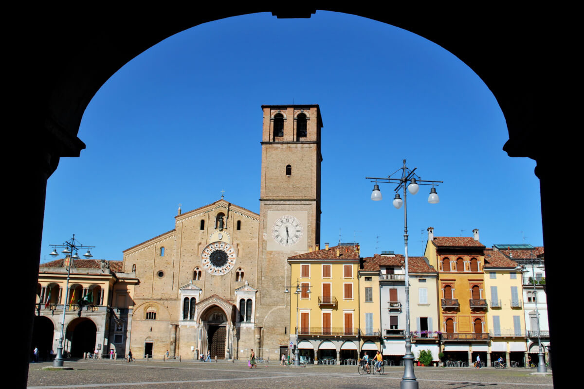 A pochi km da Milano c'è un delizioso comune dal fascino medievale dove si vive in serenità senza rinunciare alla storia | PaesiOnLine