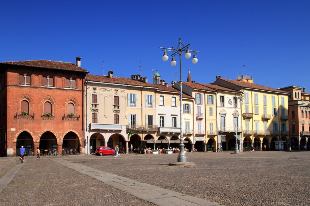 A pochi km da Milano c'è un delizioso comune dal fascino medievale dove si vive in serenità senza rinunciare alla storia | PaesiOnLine
