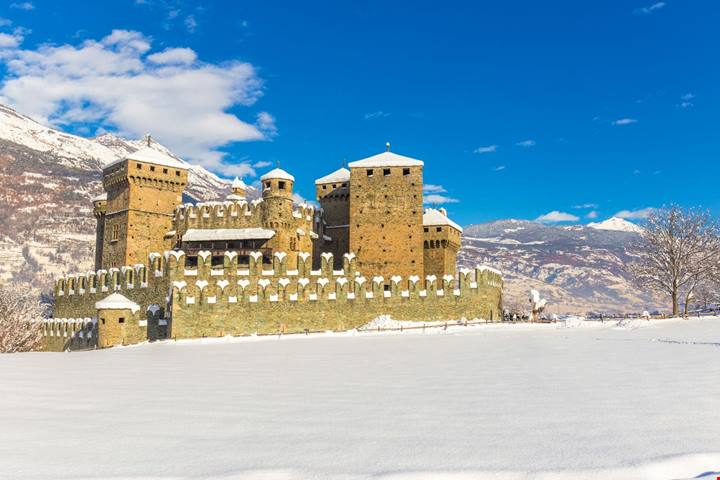 Un castello dove mura e merlature si specchiano sulle Alpi: è il maniero più bello delle nostre montagne