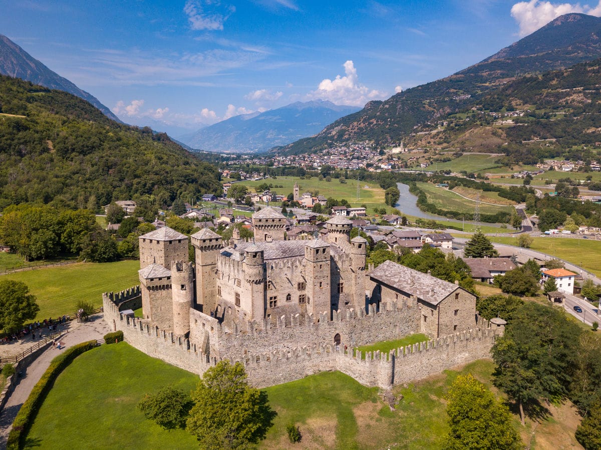 Un castello dove mura e merlature si specchiano sulle Alpi: è il maniero più bello delle nostre montagne