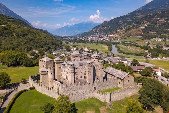 Un castello dove mura e merlature si specchiano sulle Alpi: è il maniero più bello delle nostre montagne