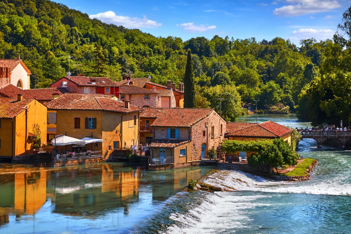 Tra antichi ponti, mulini e deliziosi vicoli, questo borgo medievale sospeso sul fiume sembra essere uscito direttamente da una fiaba