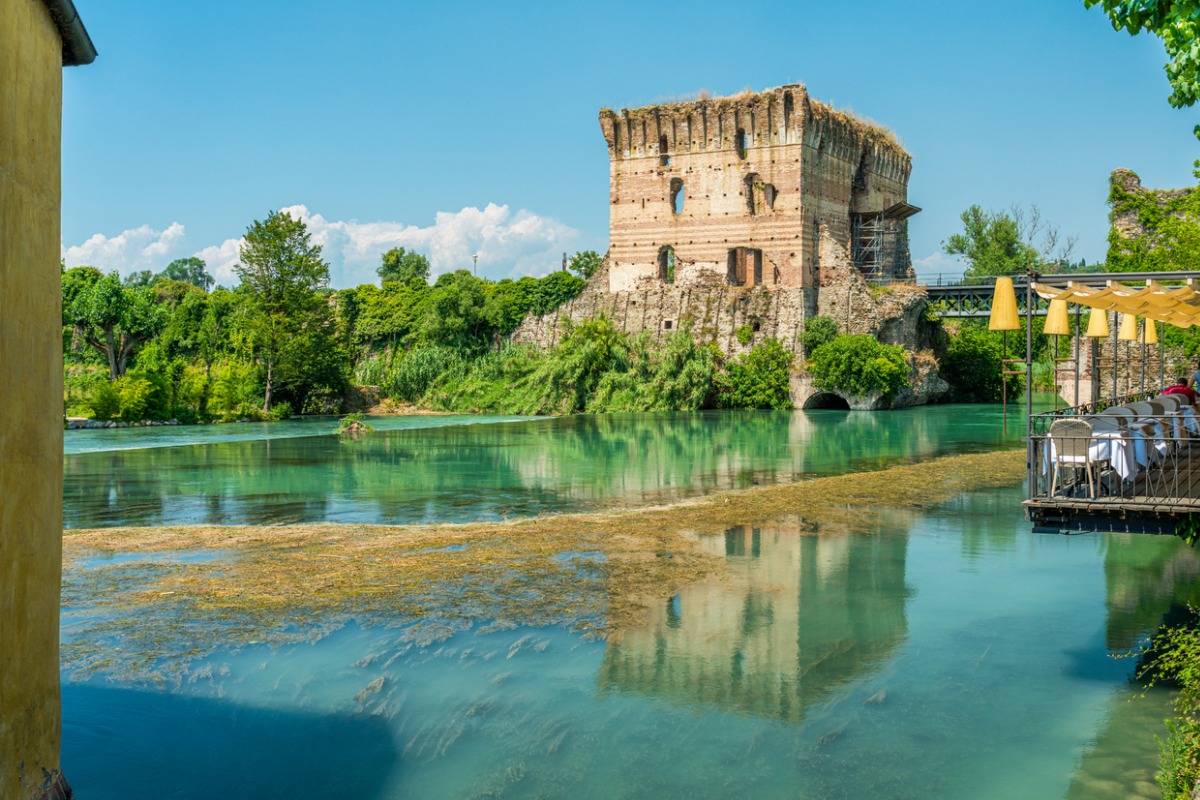 Tra antichi ponti, mulini e deliziosi vicoli, questo borgo medievale sospeso sul fiume sembra essere uscito direttamente da una fiaba