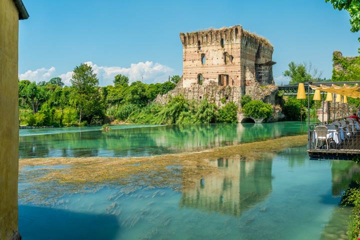 Tra antichi ponti, mulini e deliziosi vicoli, questo borgo medievale sospeso sul fiume sembra essere uscito direttamente da una fiaba