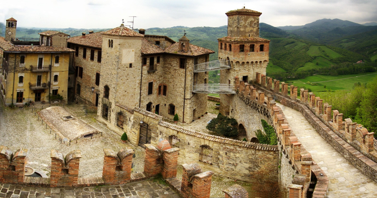 Se il Medioevo avesse una capitale, sarebbe questo borgo di 5000 abitanti sulle colline vicino Piacenza