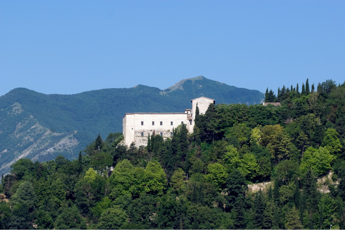 Tra le dolci e verdi colline dell’Appennino umbro-marchigiano c’è un antico borgo medievale sospeso nel tempo
