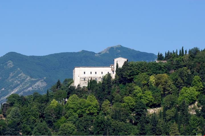 Tra le dolci e verdi colline dell’Appennino umbro-marchigiano c’è un antico borgo medievale sospeso nel tempo