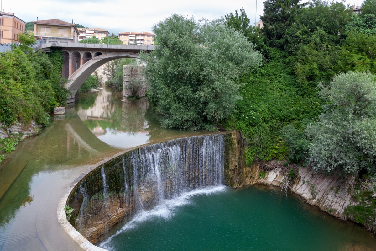 Tra le dolci e verdi colline dell’Appennino umbro-marchigiano c’è un antico borgo medievale sospeso nel tempo