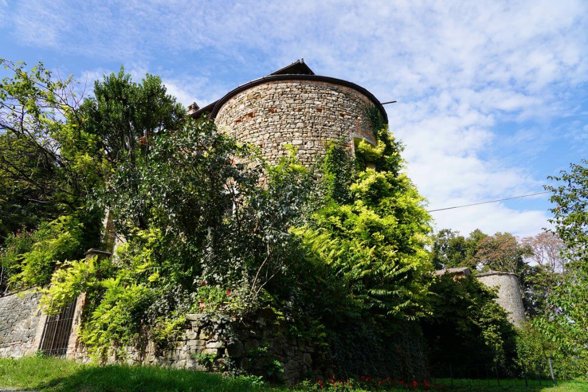 A due passi da Piacenza c'è un gioiello del 1300 immerso nella storia e circondato dalla natura | PaesiOnLine