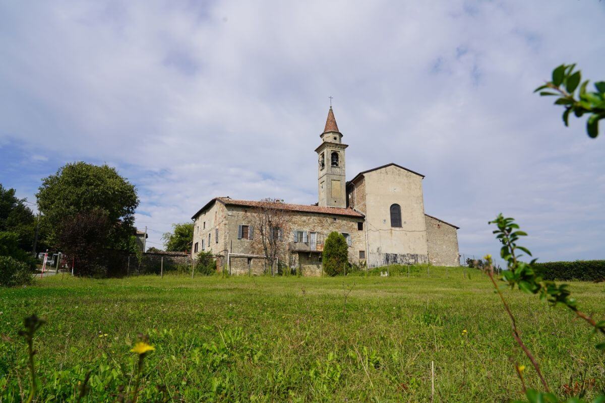 A due passi da Piacenza c'è un gioiello del 1300 immerso nella storia e circondato dalla natura | PaesiOnLine