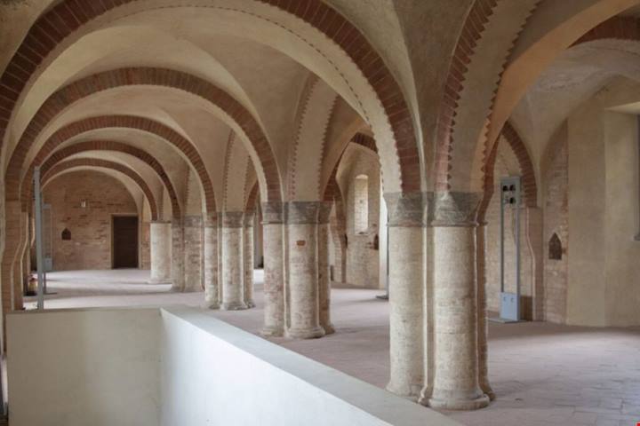 Alle porte di Milano sorge un antico e affascinante borgo medievale che cela una profonda tradizione storica e religiosa