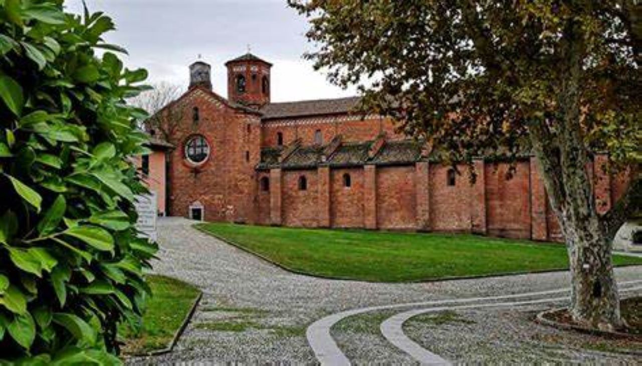 Alle porte di Milano sorge un antico e affascinante borgo medievale che cela una profonda tradizione storica e religiosa